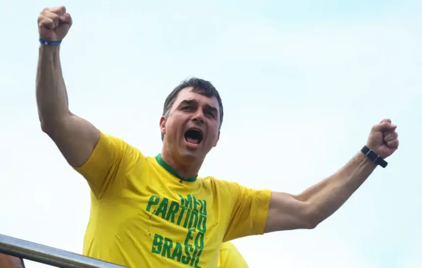 Flávio Bolsonaro discursa para apoiadores durante ato na Avenida Paulista em 7 de setembro
