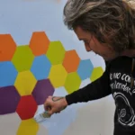 Pessoa pintando em casa durante o tempo livre, sem pressão por resultado