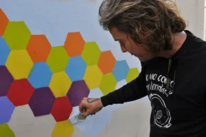 Pessoa pintando em casa durante o tempo livre, sem pressão por resultado