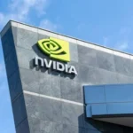 Logotipo da Nvidia na fachada do edifício.