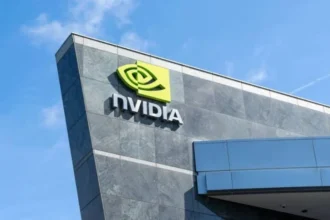 Logotipo da Nvidia na fachada do edifício.