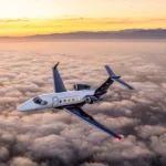Jato executivo Phenom 300EV da Embraer em voo, modelo equipado com sistema de pouso automático