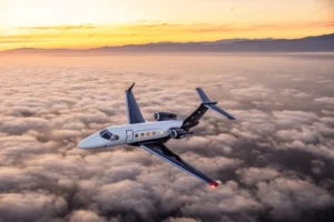 Jato executivo Phenom 300EV da Embraer em voo, modelo equipado com sistema de pouso automático