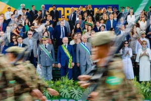 Lula e autoridades durante desfile de 7 de setembro de 2026