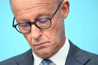 Friedrich Merz durante entrevista coletiva em Berlim após eleição na Saxônia-Anhalt