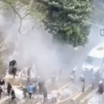 PM usando gás lacrimogêneo para dispersar opositores de Flávio Bolsonaro na Paulista