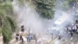 PM usando gás lacrimogêneo para dispersar opositores de Flávio Bolsonaro na Paulista