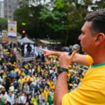 Flávio Bolsonaro discursa em trio elétrico durante ato na Avenida Paulista, no 7 de Setembro