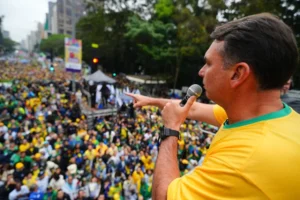 Flávio Bolsonaro discursa em trio elétrico durante ato na Avenida Paulista, no 7 de Setembro