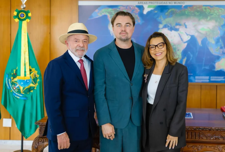 Leonardo DiCaprio ao lado do presidente Lula e da primeira-dama Janja no Palácio do Planalto.