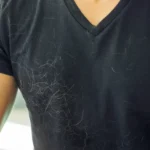 Roupa preta com pelos.