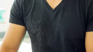Roupa preta com pelos.