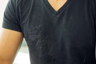 Roupa preta com pelos.