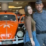 Larissa Cruz Morata, de 29 anos, ao lado do marido, o polícial militar identificado como Vinícius