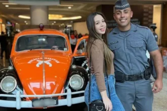 Larissa Cruz Morata, de 29 anos, ao lado do marido, o polícial militar identificado como Vinícius