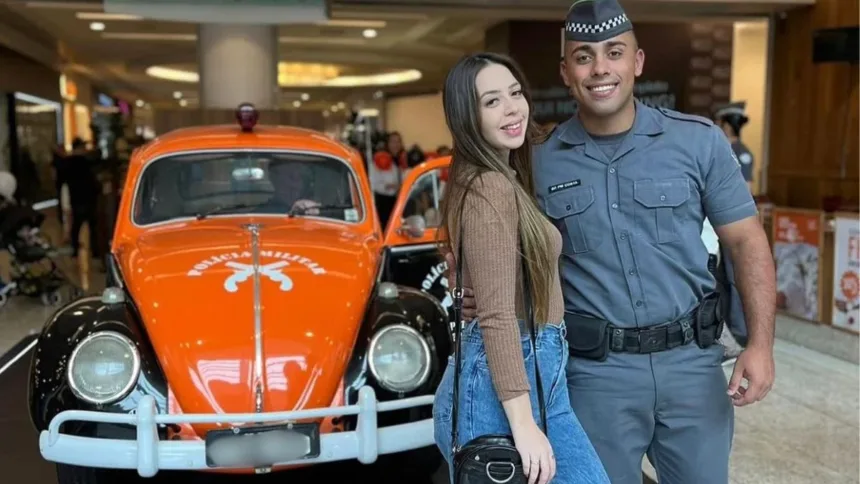 Larissa Cruz Morata, de 29 anos, ao lado do marido, o polícial militar identificado como Vinícius