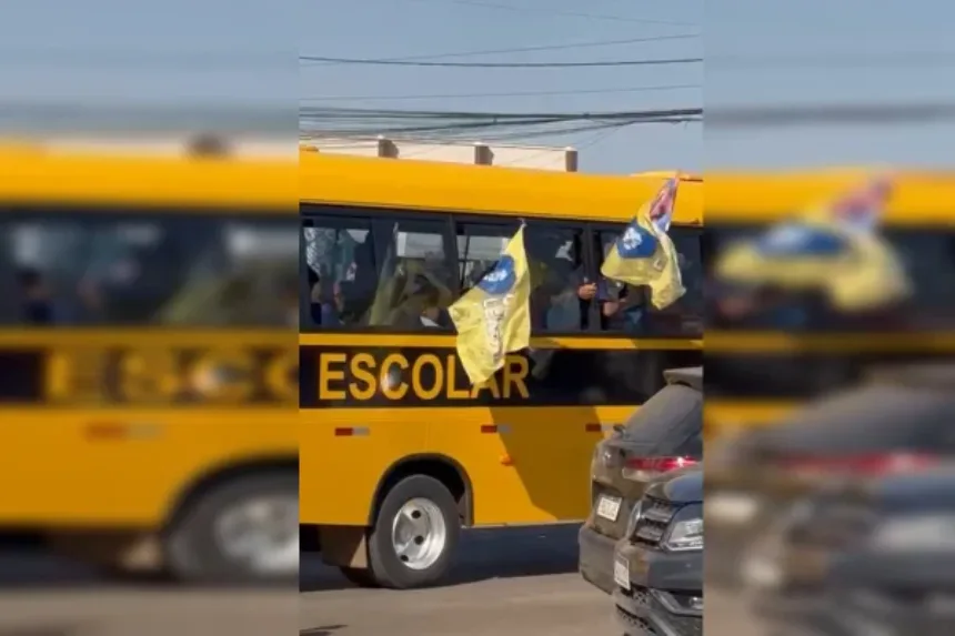 Ônibus com campanha de Celina Leão