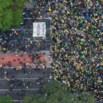 Vista aérea do público durante o ato de Flávio Bolsonaro na Avenida Paulista