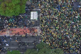 Vista aérea do público durante o ato de Flávio Bolsonaro na Avenida Paulista
