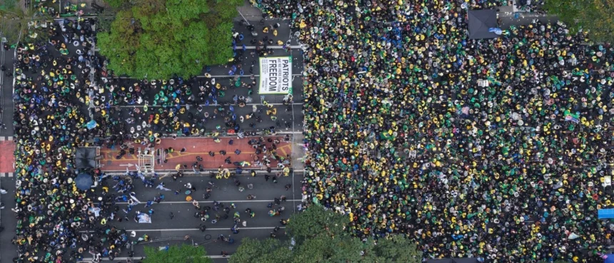 Vista aérea do público durante o ato de Flávio Bolsonaro na Avenida Paulista