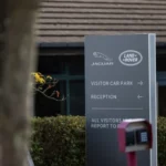 Logotipos das marcas Jaguar e Land Rover em concessionária