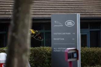 Logotipos das marcas Jaguar e Land Rover em concessionária
