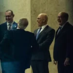 Ministros Cristiano Zanin, Alexandre de Moraes, Gilmar Mendes e Edson Fachin (de costas) durante sessão do STF.