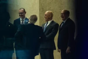 Ministros Cristiano Zanin, Alexandre de Moraes, Gilmar Mendes e Edson Fachin (de costas) durante sessão do STF.